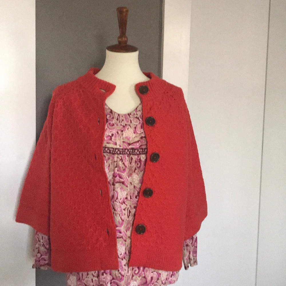 Beautiful wool cardigan. Size 14 fits like 10-12.